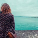 jeune femme assise au bord de leau