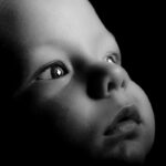 photo d'un bebe en noir et blanc